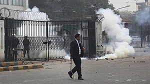 दुनिया की 5 बड़ी खबरें: पाक में कोरोना संक्रमित डॉक्टरों ने मचाया तांडव, सर्जिकल, कॉटन मास्क कोरोना को नहीं रोक पाते