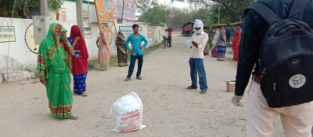 द्वाबा विकास एवं उत्थान समिति ने बांटी राहत सामाग्री