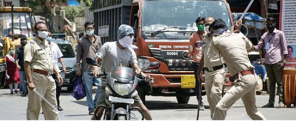 कोरोना: योगी राज में मुफ्त राशन तो दूर ऊपर से मिल रही पुलिस की लाठियां, सोशल डिस्टेंसिंग का भी निकला दम