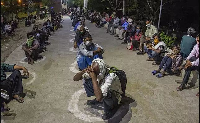 लॉकडाउन में फंसे लोगों को शर्तों के साथ घर लौटने की मिली छूट, लेकिन अस्पष्ट आदेश से भ्रम बरकरार