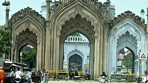 उत्तर प्रदेश में कोरोना मरीजों की संख्या पहुंची 2328, 63 जिले आए ज़द में, आगरा में सबसे ज्यादा केस