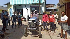 जान जोखिम में डाल काम कर रहे सफाई कर्मचारियों की मांग, ‘कोरोना योद्धाओं’ की तरह उन्हें भी मिले 50 लाख का बीमा