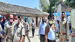 लॉकडाउन के बीच पीएम मोदी के संसदीय क्षेत्र वाराणसी में अनाज को लेकर दो पक्ष भिड़े, पथराव में कई पुलिस कर्मी घायल