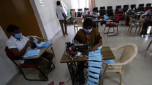 कोरोना से जंग में पुलिस के लिए हथियार तैयार कर रहे कैदी, तमिलनाडु की जेलों चल रहा काम