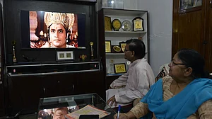 कोरोना लॉकडाउन में टीवी देख रहा है इंडिया, पहले के मुकाबले 40 प्रतिशत बढ़े टीवी दर्शक: रिपोर्ट
