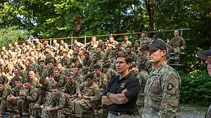 अमेरिकी सेना में फैल चुका है कोरोना वायरस, रक्षा मंत्री एस्पर ने छिपाई असलियत