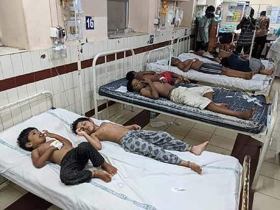 विशाखापट्टनम गैस लीक: सड़कों पर बदहवास होकर गिरे लोग, चारों तरफ अफरातफरी, विचलित करने वाली तस्वीरें आईं सामने