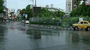 अम्फान ने आंधी-बारिश के साथ बंगाल में दी दस्तक, कहर से निपटने के लिए एनडीआरएफ की 36 टीमें तैनात, 24 बैकअप में