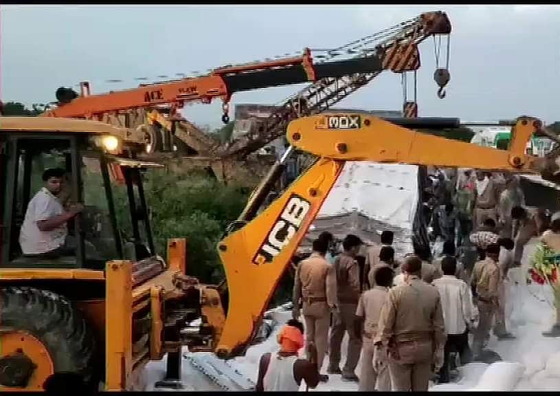 कोरोना लॉकडाउन: यूपी के औरैया में भीषण सड़क हादसा, दो ट्रकों के टक्कर में 24 मजदूरों की दर्दनाक मौत, कई घायल