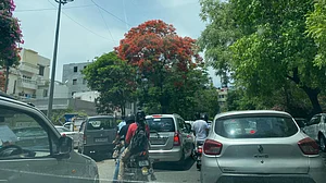 लॉकडाउन-4 के पहले ही दिन दिल्ली-गाजियाबाद सीमा पर भीड़, सड़क पर गाड़ियों की लंबी कतारें