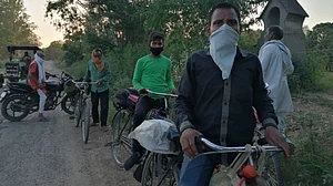 यूपी पुलिस का एक और कारनामा, दारोगा ने बेच दी प्रवासी मजदूरों की उम्मीद की साइकिल!