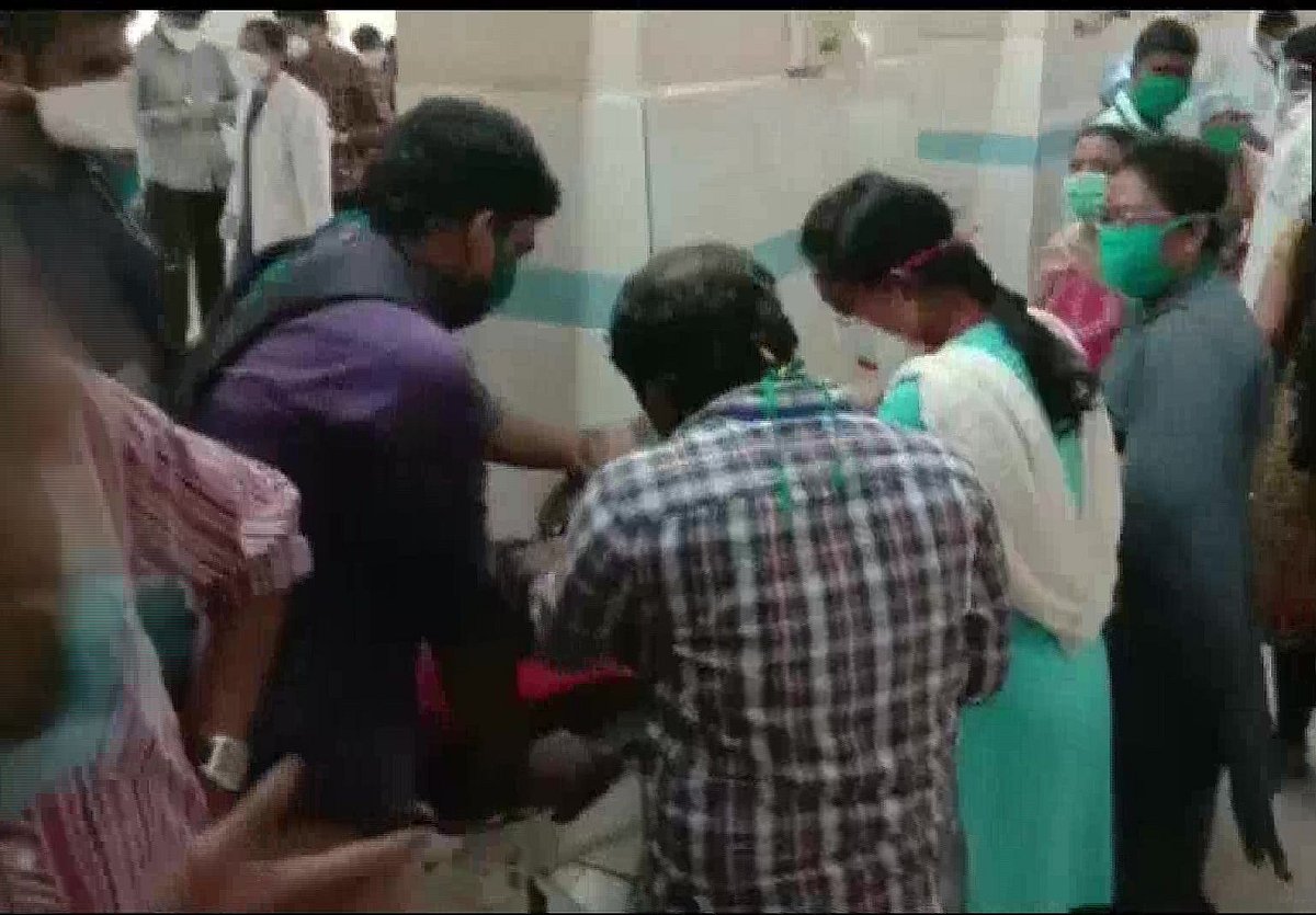 विशाखापट्टनम गैस लीक: सड़कों पर बदहवास होकर गिरे लोग, चारों तरफ अफरातफरी, विचलित करने वाली तस्वीरें आईं सामने