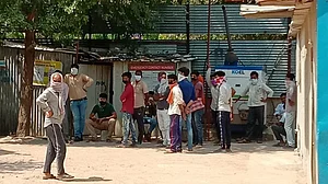 राहत देने के लिए केजरीवाल सरकार मजदूरों से अंग्रेजी में भरवा रही 14 पेज का फॉर्म, अपलोड करने के लिए वसूले जा रहे पैसे