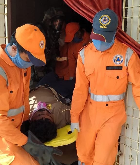 विशाखापट्टनम गैस लीक: सड़कों पर बदहवास होकर गिरे लोग, चारों तरफ अफरातफरी, विचलित करने वाली तस्वीरें आईं सामने