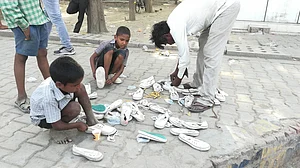 श्रमिकों के पैरों में छाले देख पिघला मन, आगरा में स्थानीय लोगों ने उपलब्ध कराए जूते-चप्पल