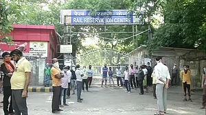 कोरोना सकंट में एक और राहत! आज से रेलवे काउंटर, एजेंट से भी आप करा सकते हैं बुकिंग, टिकट काउंटरों पर लगी लाइनें