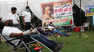 राजीव गांधी की पुण्यतिथि पर यूथ कांग्रेस ने गरीबों में बांटा ‘न्याय’, रक्तदान कर शहादत दिवस पर किया नमन