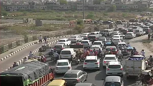 कोरोना: दिल्ली-गाजियाबाद बॉर्डर सील होने से लगा लंबा ट्रैफिक जाम, जानें किसे आने-जाने की दी जा रही इजाजत