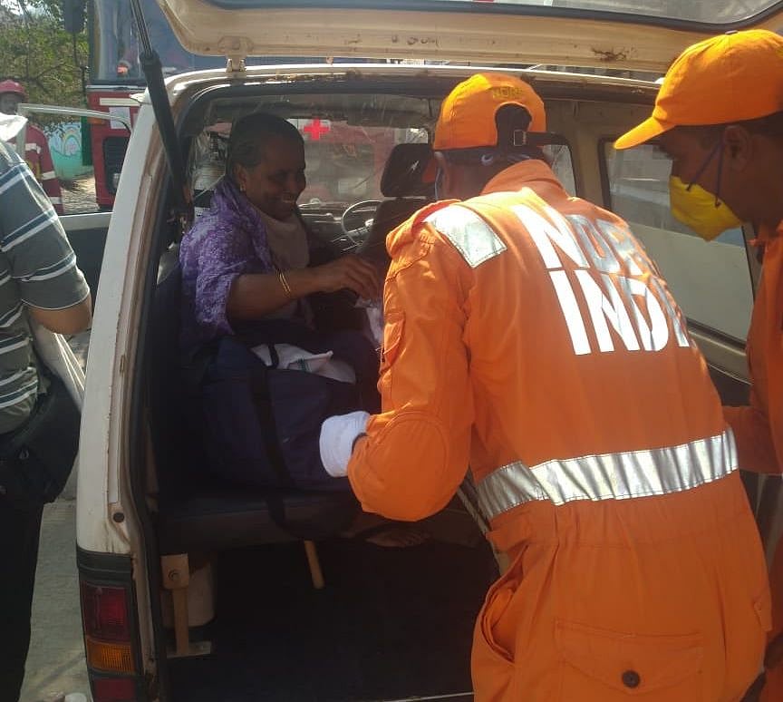 विशाखापट्टनम गैस लीक: सड़कों पर बदहवास होकर गिरे लोग, चारों तरफ अफरातफरी, विचलित करने वाली तस्वीरें आईं सामने