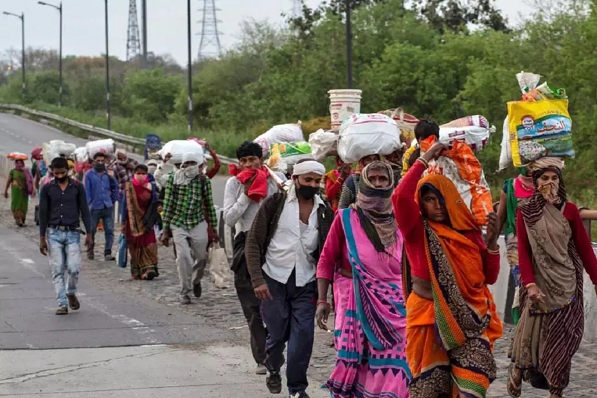 प्रवासी मजदूरों के साथ बर्ताव से उद्योगों पर संकट, ग्रामीण अर्थव्यवस्था ही अब सहारा, इसे करना होगा मजबूत