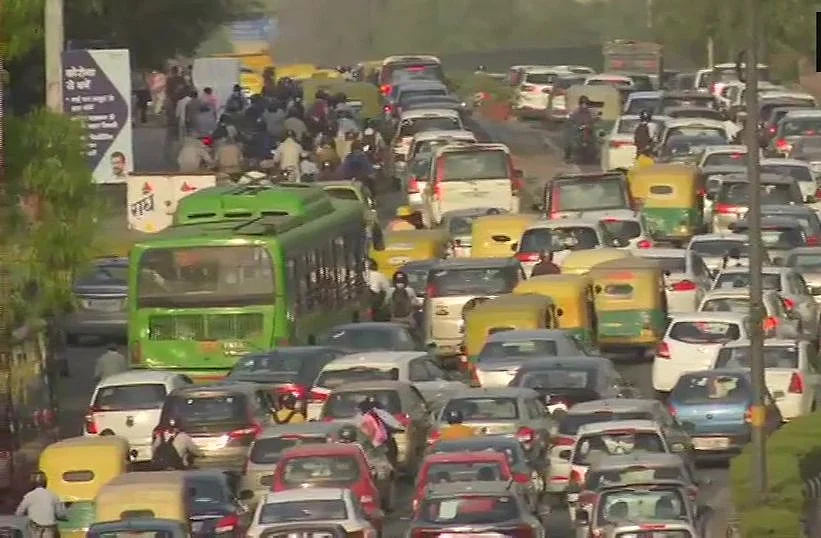 छूट मिलते ही दिल्ली की सड़कों पर 70 फीसदी ट्रैफिक लौटा, सभी रेड लाइट भी हुए शुरू