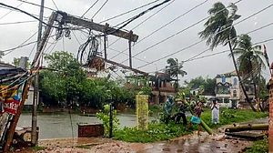 ‘अम्फान’ से ओडिशा-बंगाल में भीषण तबाही, 12 से ज्यादा की मौत, राहत कार्य जारी, तस्वीरों में देखें चक्रवात का तांडव