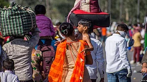 मृणाल पांडे का लेख: मासूम घिसट रहे, सड़कों पर बच्चे जन रहीं महिलाएं, आंखे मूंद 20 लाख करोड़ का दंभ भर रही सरकार!