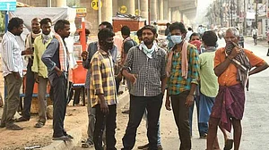 लॉकडाउन में करीब 14 करोड़ लोग हुए बेकार, जान बचाने के साथ जीविका बचाने का संकट हुआ खड़ा