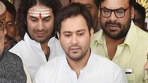 लॉकडाउन के बीच दिल्ली से पटना पहुंचे तेजस्वी, बीजेपी ने साधा निशाना, तेजप्रताप बोले- मेरा अर्जुन आ गया