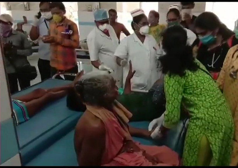 विशाखापट्टनम गैस लीक: सड़कों पर बदहवास होकर गिरे लोग, चारों तरफ अफरातफरी, विचलित करने वाली तस्वीरें आईं सामने