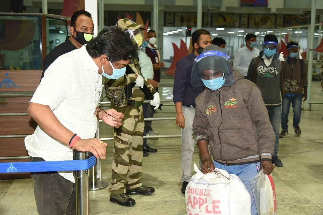 विमान से गरीब मजदूरों को वापस लाकर हेमंत सोरेन ने रचा इतिहास, यह ‘हवाई’ नहीं ‘सम्मान यात्रा’ थी