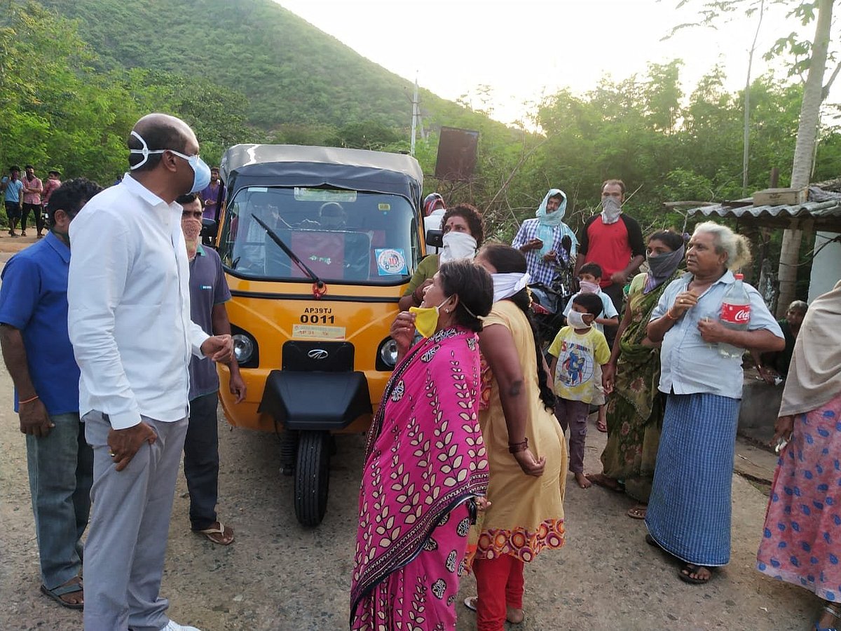 विशाखापट्टनम गैस लीक: सड़कों पर बदहवास होकर गिरे लोग, चारों तरफ अफरातफरी, विचलित करने वाली तस्वीरें आईं सामने