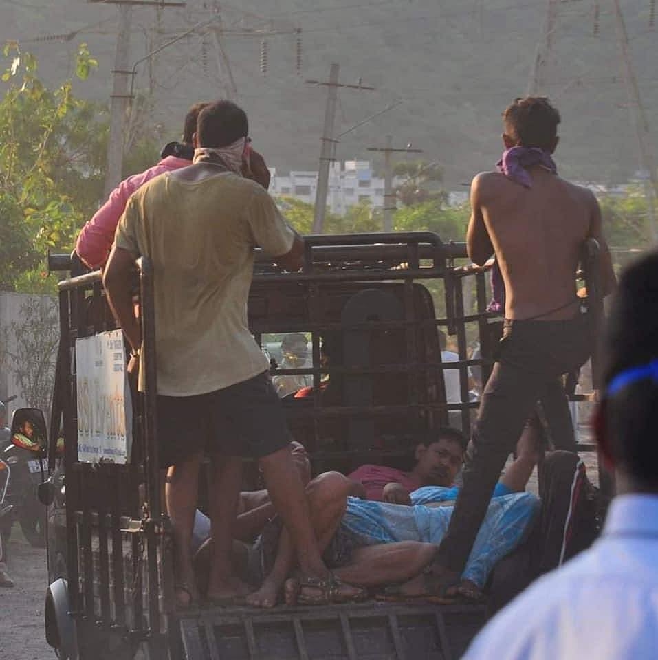 विशाखापट्टनम गैस लीक: सड़कों पर बदहवास होकर गिरे लोग, चारों तरफ अफरातफरी, विचलित करने वाली तस्वीरें आईं सामने