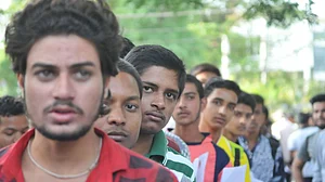 JEE मेन, NEET 2020 परीक्षा की तारीखें घोषित, एडमिट कार्ड और अन्य अपडेट के लिए यहां देखें