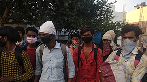 जान जोखिम में डाल घर की राह पकड़ रहे मजदूर, लेकिन चेहरे पर शारीरिक थकान नहीं, घर जाने की झलक रही आशा