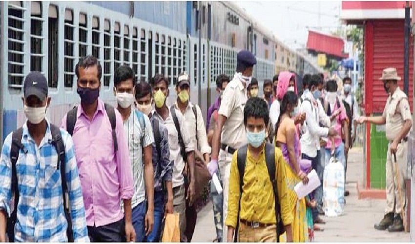 मृणाल पाण्डे का लेखः प्रवासी मजदूरों की वापसी के बाद की चुनौती, अर्थव्यवस्था डूबने के साथ महामारी फैलने का खतरा
