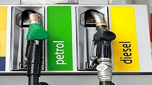 देश में एक दिन के ब्रेक के बाद फिर बढ़े पेट्रोल-डीजल के दाम, जानिए अपके शहर में क्या है तेल का भाव