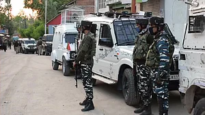 जम्मू-कश्मीर: शोपियां में सुरक्षा बलों से मुठभेड़ में चार आतंकी ढेर, दो दिन में 9 आतंकी मारे गए