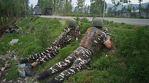 जम्मू-कश्मीर: अनंतनाग के बिजबेहरा में CRPF पर आतंकी हमला, 1 जवान शहीद, 1 नाबालिग की मौत, पूरा इलाका सील