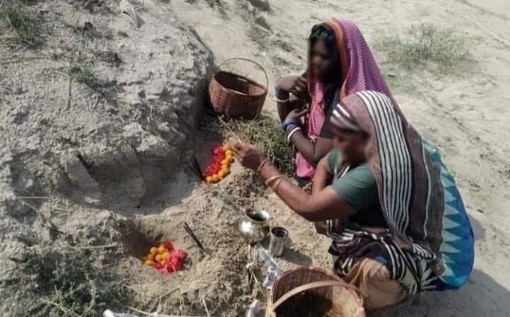 वीडियो: कोरोना मैय्या की जय! बिहार, झारखंड और यूपी में महिलाओं ने की पूजा, जानें 9 लड्‌डू और लौंग का कनेक्शन!