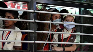 बढ़ते कोरोना मामलों को देखते हुए अभी नहीं खुलेंगे स्कूल, हालात ठीक हुए तो अगस्त के बाद तय होगी प्रक्रिया