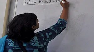 उत्तर प्रदेश की शिक्षिका के कारनामे से सब हैरान, एक साथ 25 स्कूलों से उठाया 1 करोड़ रुपये का वेतन