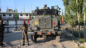 जम्मू-कश्मीर के शोपियां में सुरक्षा बलों से मुठभेड़ में तीन आतंकी मारे गए