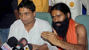 बाबा रामदेव, आचार्य बालकृष्ण पर देश को दवा के नाम पर धोखा देने का आरोप, बिहार की अदालत में मुकदमा दायर