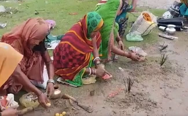 वीडियो: कोरोना मैय्या की जय! बिहार, झारखंड और यूपी में महिलाओं ने की पूजा, जानें 9 लड्‌डू और लौंग का कनेक्शन!