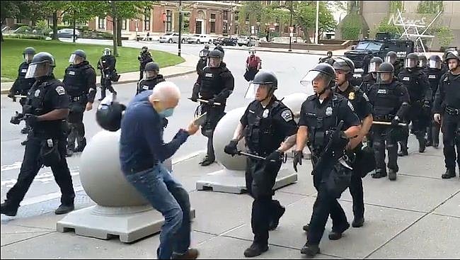 काले-गोरे की लड़ाई में पुलिस विभाग भंग करने की उठी मांग, अमेरिकी शहर के नेताओं ने की नए तंत्र की वकालत