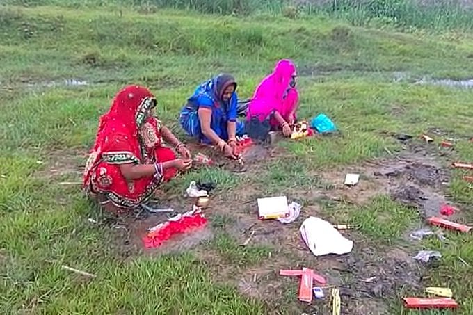 वीडियो: कोरोना मैय्या की जय! बिहार, झारखंड और यूपी में महिलाओं ने की पूजा, जानें 9 लड्‌डू और लौंग का कनेक्शन!