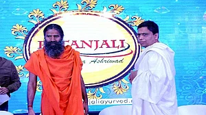 मोदी-योगी राज में रामदेव ने कमाई के हर मौके पर डाला हाथ, खादी से मिड-डे मील तक के लिए कर चुके हैं कोशिश