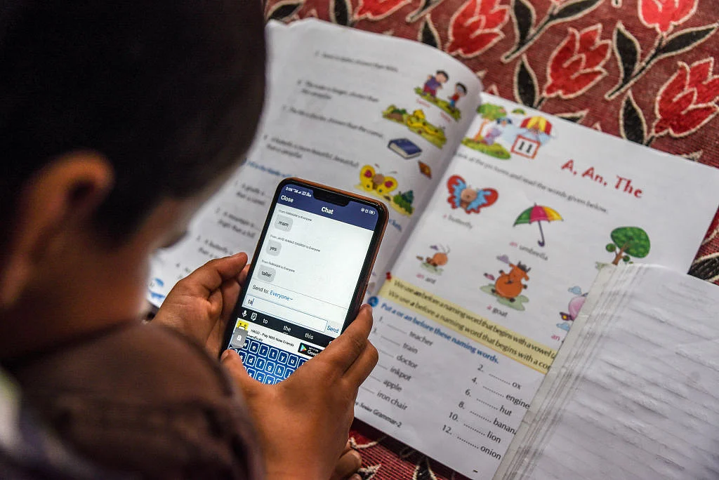 स्कूल-कॉलेजों और विश्वविद्यालयों पर डिजिटल हमला, क्या ऑनलाइन शिक्षा की आड़ में किया जा रहा है धंधा !