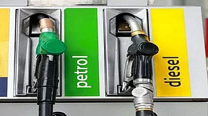 कोरोना काल में जनता पर महंगाई की मार जारी, देश में लगातार दूसरे दिन बढ़े डीजल के दाम, कीमत 81 रुपये के पार